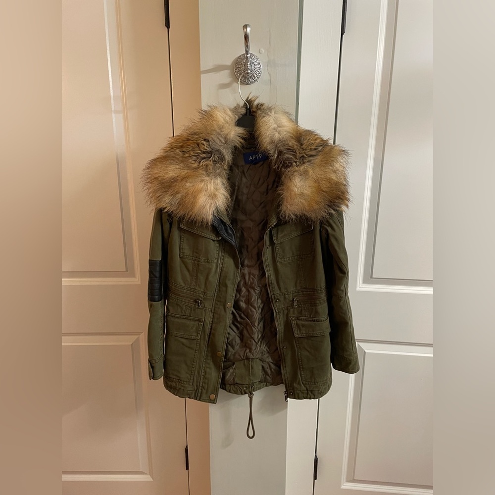 Like new green military jacket with detachable fur collar